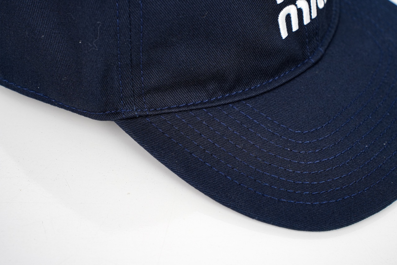 140 miumiu 鸭舌帽 全棉材质可调节 适合头围56-61cm 难怪富家千金少爷最爱 6k一个的棒球帽