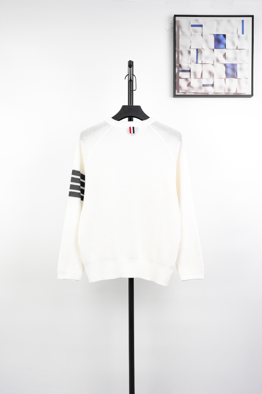 TB 25 领口三角圆领毛衣-白色-莆田鞋,莆田鞋货源,高仿鞋,高仿鞋货源,安福档口,莆田高仿鞋,莆田鞋批发,高仿鞋批发,莆田高仿运动鞋,高仿运动鞋,莆田运动鞋 TB 25 领口三角圆领毛衣-白色