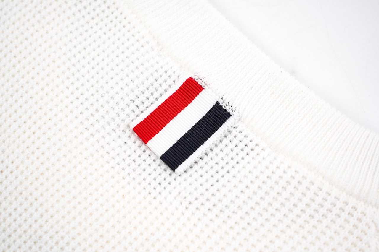 TB 25 领口三角圆领毛衣-白色-莆田鞋,莆田鞋货源,高仿鞋,高仿鞋货源,安福档口,莆田高仿鞋,莆田鞋批发,高仿鞋批发,莆田高仿运动鞋,高仿运动鞋,莆田运动鞋 TB 25 领口三角圆领毛衣-白色