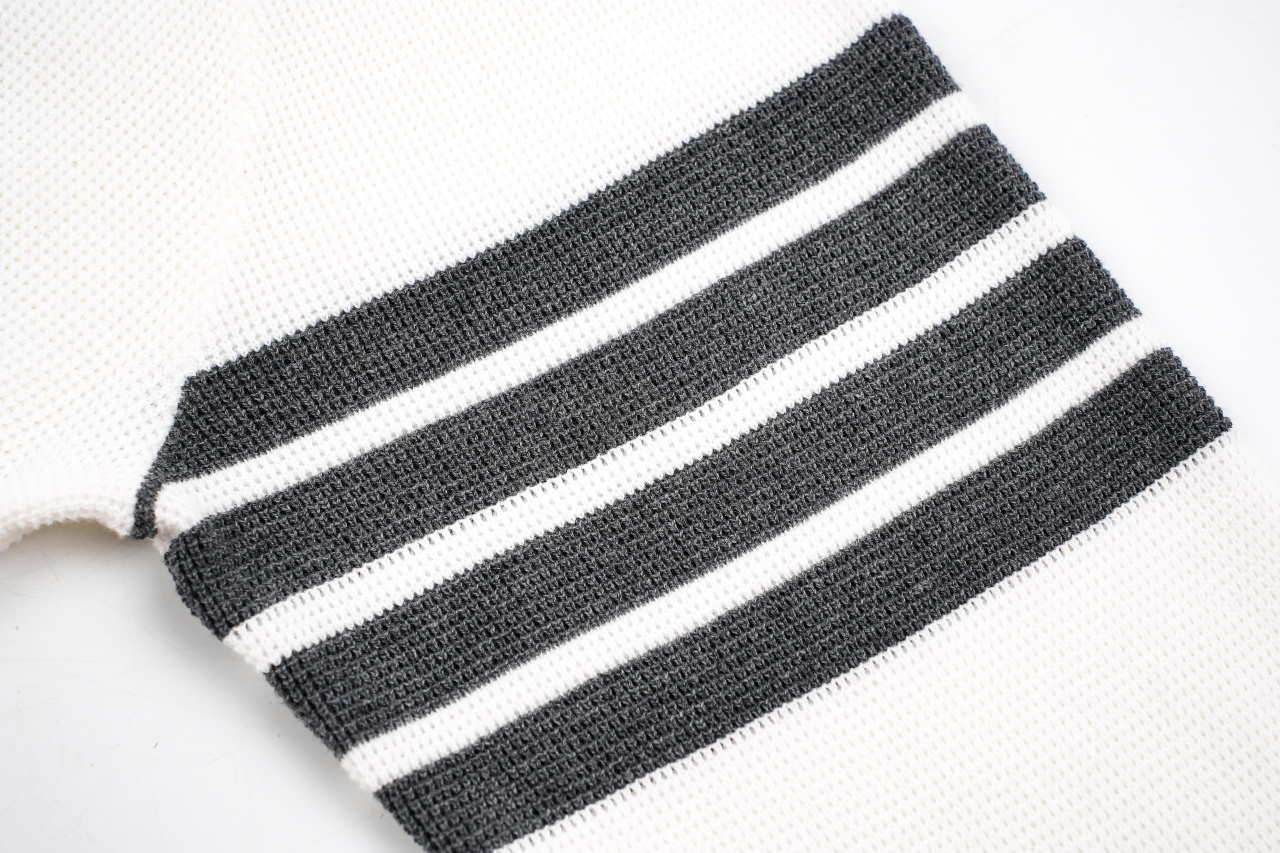 TB 25 领口三角圆领毛衣-白色-莆田鞋,莆田鞋货源,高仿鞋,高仿鞋货源,安福档口,莆田高仿鞋,莆田鞋批发,高仿鞋批发,莆田高仿运动鞋,高仿运动鞋,莆田运动鞋 TB 25 领口三角圆领毛衣-白色