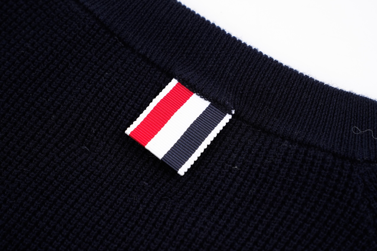 TB 25 领口三角圆领毛衣 -藏青色