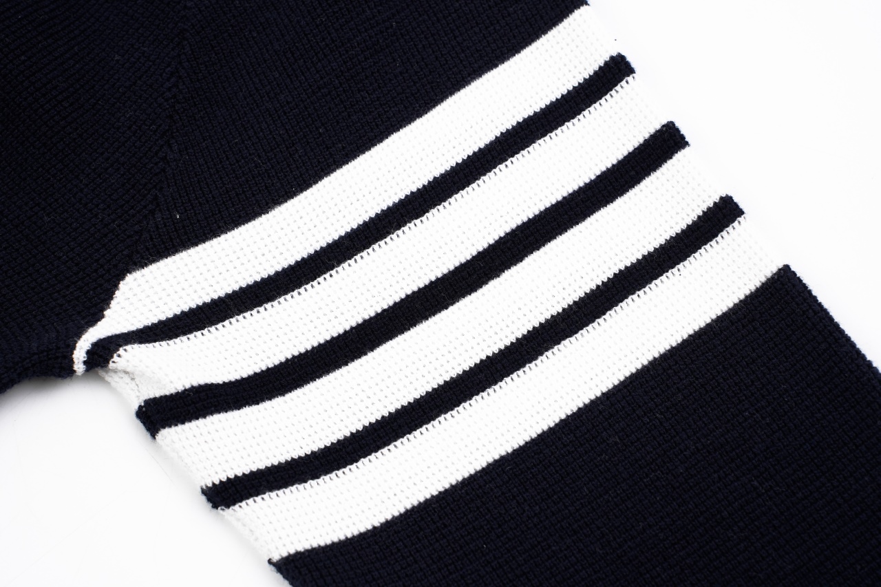 TB 25 领口三角圆领毛衣 -藏青色