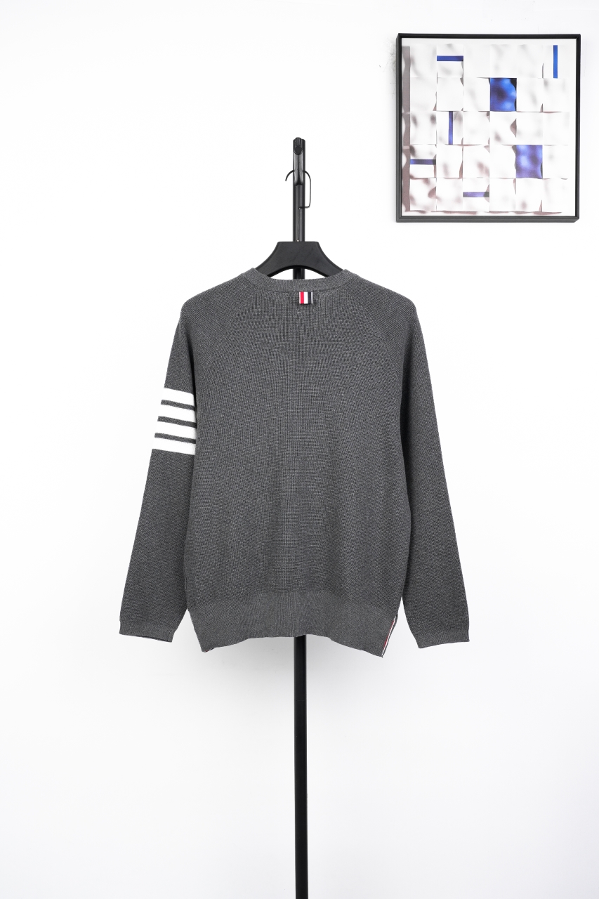 TB 25 领口三角圆领毛衣