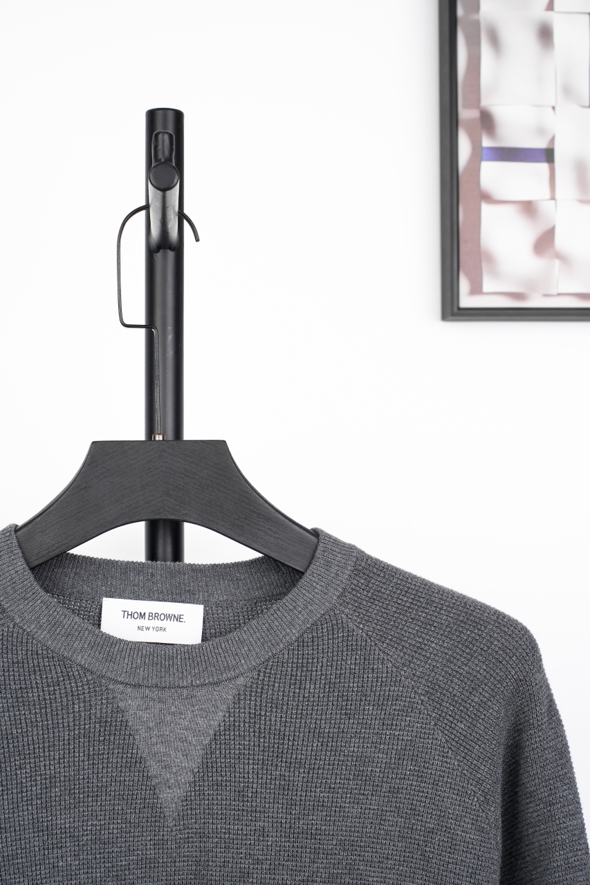 TB 25 领口三角圆领毛衣