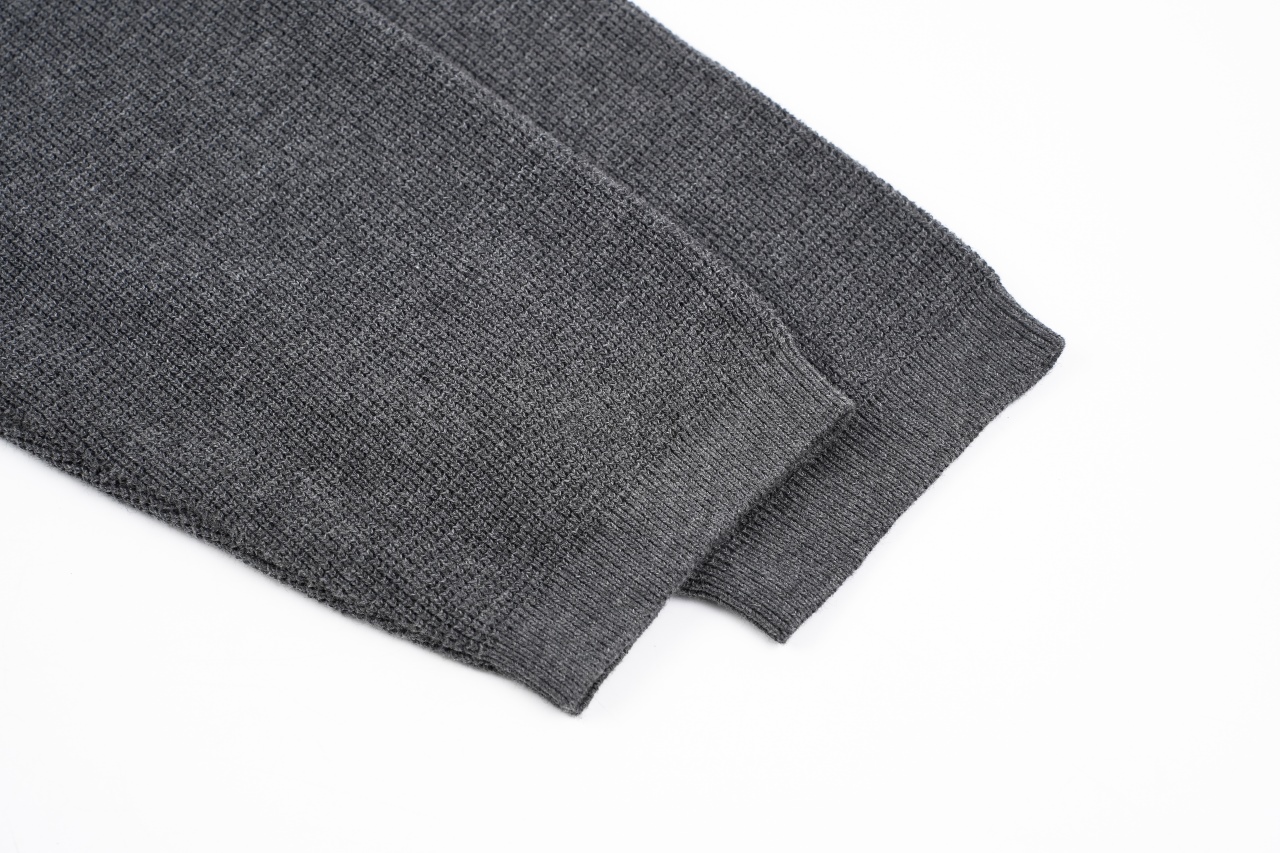 TB 25 领口三角圆领毛衣