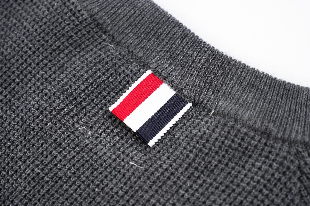 TB 25 领口三角圆领毛衣