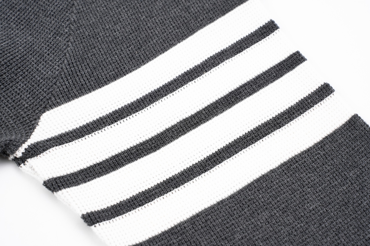 TB 25 领口三角圆领毛衣