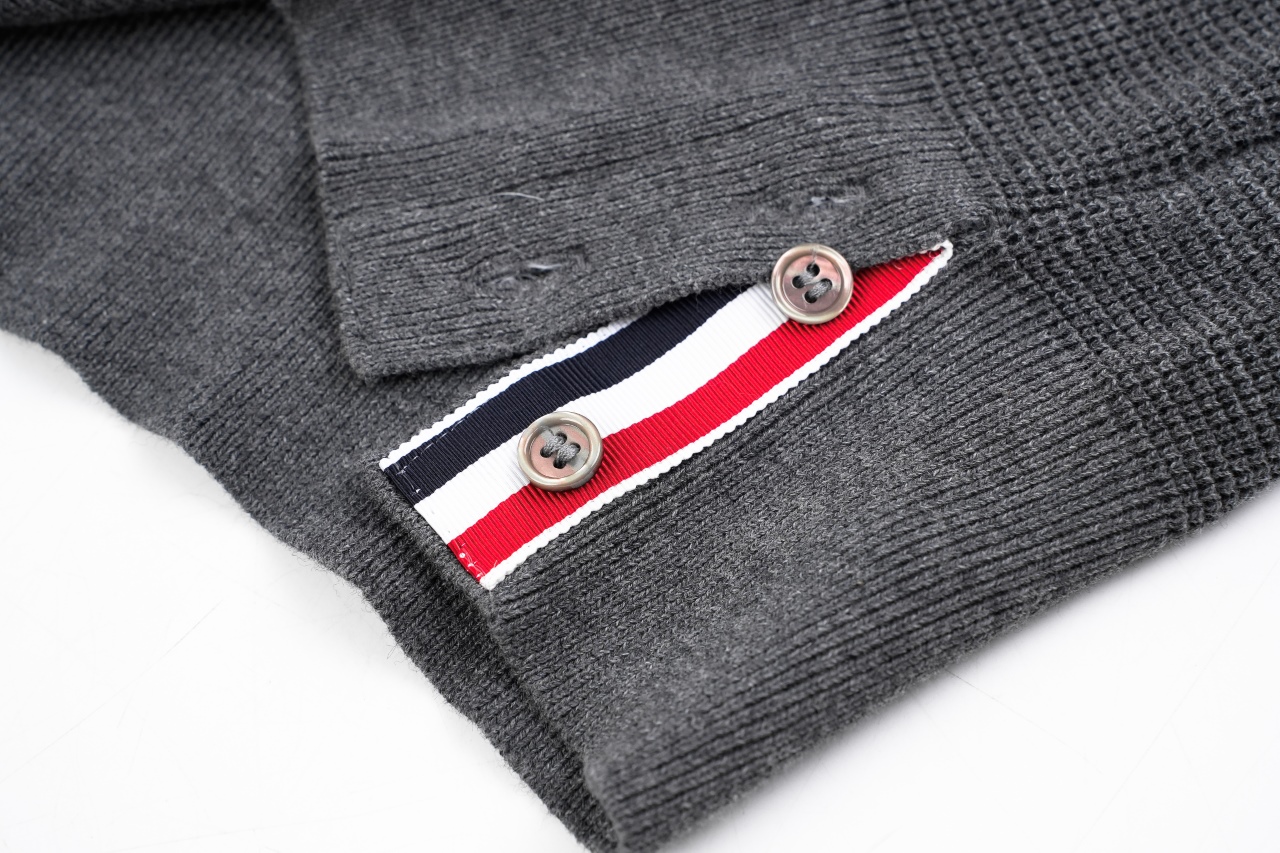 TB 25 领口三角圆领毛衣