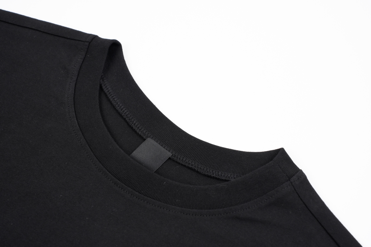 ChromeHearts克罗心|十字架植绒 工艺说明:面料经历七七49天研究琢磨出来!与原版一致! 面料经过特殊工艺处理 手感柔软且透气 适合四季穿着。 这款七分袖T恤的标志性十字架图案采用静电植绒工艺 通过在面料上植入短纤维形成立体图案 增加了视觉上的层次感和触感的丰富性。 克罗心对细节的极致追求体现在每一个生产环节 植绒工艺要求精细的操作和高质量的材料 以确保图案的清晰度和持久性。 颜色:黑色 尺码:S/M/L/XL-莆田鞋,莆田鞋货源,高仿鞋,高仿鞋货源,安福档口,莆田高仿鞋,莆田鞋批发,高仿鞋批发,莆田高仿运动鞋,高仿运动鞋,莆田运动鞋 ChromeHearts克罗心|十字架植绒 工艺说明:面料经历七七49天研究琢磨出来!与原版一致! 面料经过特殊工艺处理 手感柔软且透气 适合四季穿着。 这款七分袖T恤的标志性十字架图案采用静电植绒工艺 通过在面料上植入短纤维形成立体图案 增加了视觉上的层次感和触感的丰富性。 克罗心对细节的极致追求体现在每一个生产环节 植绒工艺要求精细的操作和高质量的材料 以确保图案的清晰度和持久性。 颜色:黑色 尺码:S/M/L/XL