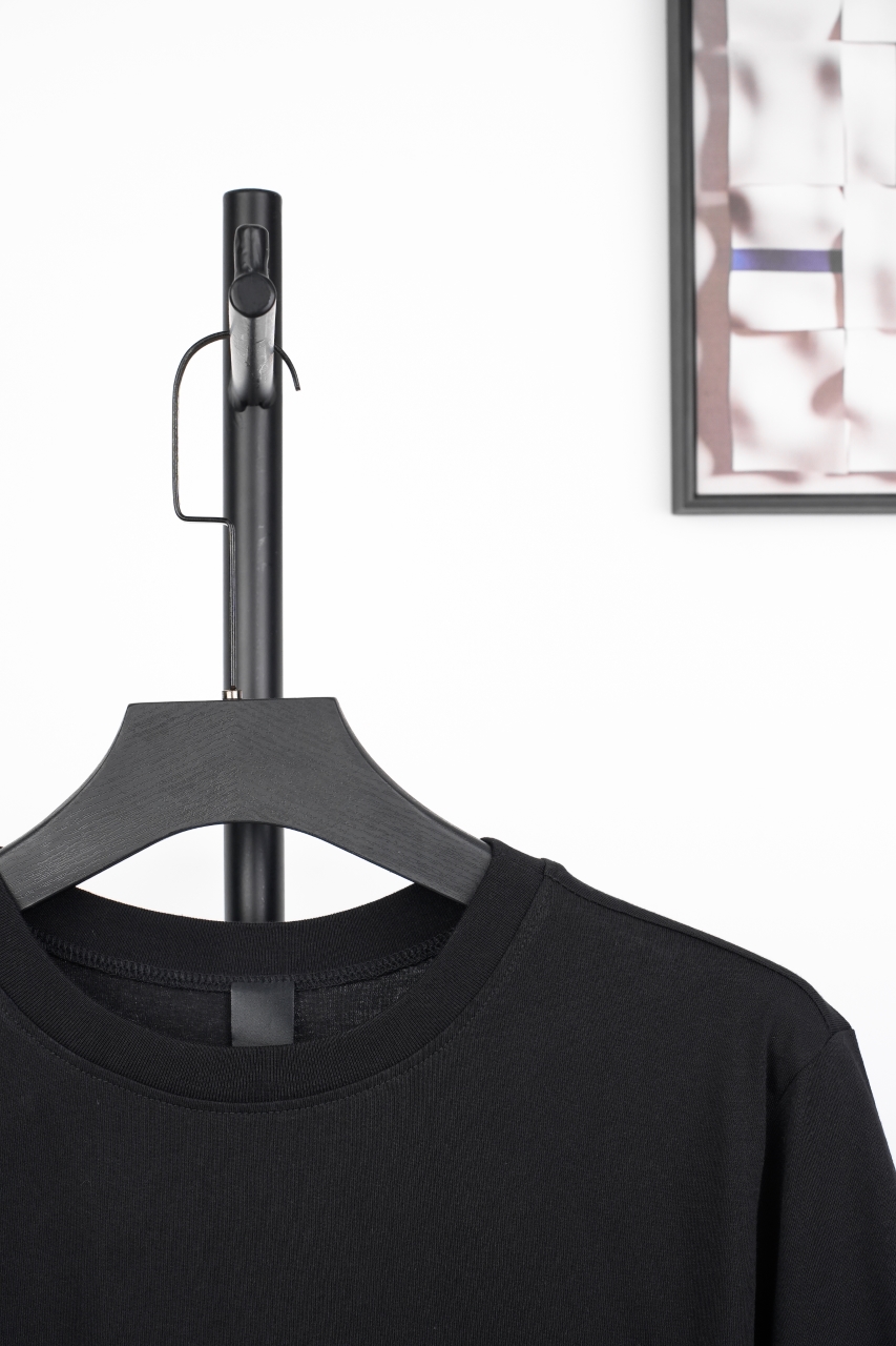 ChromeHearts克罗心|十字架植绒 工艺说明:面料经历七七49天研究琢磨出来!与原版一致! 面料经过特殊工艺处理 手感柔软且透气 适合四季穿着。 这款七分袖T恤的标志性十字架图案采用静电植绒工艺 通过在面料上植入短纤维形成立体图案 增加了视觉上的层次感和触感的丰富性。 克罗心对细节的极致追求体现在每一个生产环节 植绒工艺要求精细的操作和高质量的材料 以确保图案的清晰度和持久性。 颜色:黑色 尺码:S/M/L/XL-莆田鞋,莆田鞋货源,高仿鞋,高仿鞋货源,安福档口,莆田高仿鞋,莆田鞋批发,高仿鞋批发,莆田高仿运动鞋,高仿运动鞋,莆田运动鞋 ChromeHearts克罗心|十字架植绒 工艺说明:面料经历七七49天研究琢磨出来!与原版一致! 面料经过特殊工艺处理 手感柔软且透气 适合四季穿着。 这款七分袖T恤的标志性十字架图案采用静电植绒工艺 通过在面料上植入短纤维形成立体图案 增加了视觉上的层次感和触感的丰富性。 克罗心对细节的极致追求体现在每一个生产环节 植绒工艺要求精细的操作和高质量的材料 以确保图案的清晰度和持久性。 颜色:黑色 尺码:S/M/L/XL