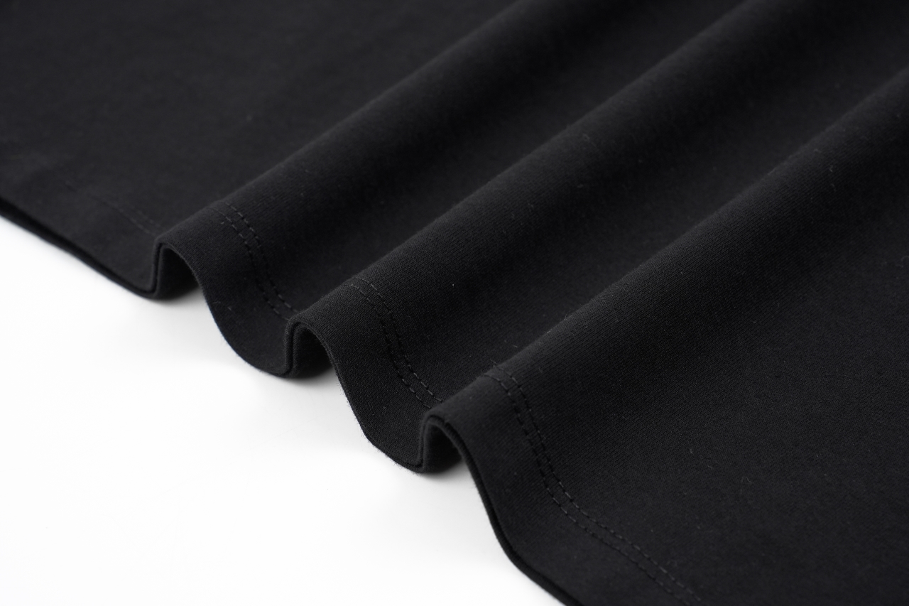 ChromeHearts克罗心|十字架植绒 工艺说明:面料经历七七49天研究琢磨出来!与原版一致! 面料经过特殊工艺处理 手感柔软且透气 适合四季穿着。 这款七分袖T恤的标志性十字架图案采用静电植绒工艺 通过在面料上植入短纤维形成立体图案 增加了视觉上的层次感和触感的丰富性。 克罗心对细节的极致追求体现在每一个生产环节 植绒工艺要求精细的操作和高质量的材料 以确保图案的清晰度和持久性。 颜色:黑色 尺码:S/M/L/XL-莆田鞋,莆田鞋货源,高仿鞋,高仿鞋货源,安福档口,莆田高仿鞋,莆田鞋批发,高仿鞋批发,莆田高仿运动鞋,高仿运动鞋,莆田运动鞋 ChromeHearts克罗心|十字架植绒 工艺说明:面料经历七七49天研究琢磨出来!与原版一致! 面料经过特殊工艺处理 手感柔软且透气 适合四季穿着。 这款七分袖T恤的标志性十字架图案采用静电植绒工艺 通过在面料上植入短纤维形成立体图案 增加了视觉上的层次感和触感的丰富性。 克罗心对细节的极致追求体现在每一个生产环节 植绒工艺要求精细的操作和高质量的材料 以确保图案的清晰度和持久性。 颜色:黑色 尺码:S/M/L/XL