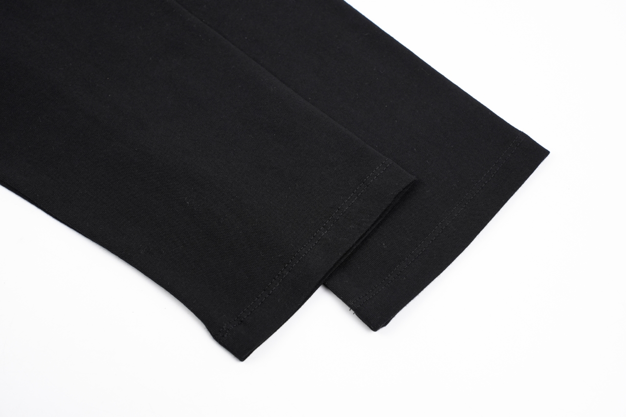 ChromeHearts克罗心|十字架植绒 工艺说明:面料经历七七49天研究琢磨出来!与原版一致! 面料经过特殊工艺处理 手感柔软且透气 适合四季穿着。 这款七分袖T恤的标志性十字架图案采用静电植绒工艺 通过在面料上植入短纤维形成立体图案 增加了视觉上的层次感和触感的丰富性。 克罗心对细节的极致追求体现在每一个生产环节 植绒工艺要求精细的操作和高质量的材料 以确保图案的清晰度和持久性。 颜色:黑色 尺码:S/M/L/XL-莆田鞋,莆田鞋货源,高仿鞋,高仿鞋货源,安福档口,莆田高仿鞋,莆田鞋批发,高仿鞋批发,莆田高仿运动鞋,高仿运动鞋,莆田运动鞋 ChromeHearts克罗心|十字架植绒 工艺说明:面料经历七七49天研究琢磨出来!与原版一致! 面料经过特殊工艺处理 手感柔软且透气 适合四季穿着。 这款七分袖T恤的标志性十字架图案采用静电植绒工艺 通过在面料上植入短纤维形成立体图案 增加了视觉上的层次感和触感的丰富性。 克罗心对细节的极致追求体现在每一个生产环节 植绒工艺要求精细的操作和高质量的材料 以确保图案的清晰度和持久性。 颜色:黑色 尺码:S/M/L/XL