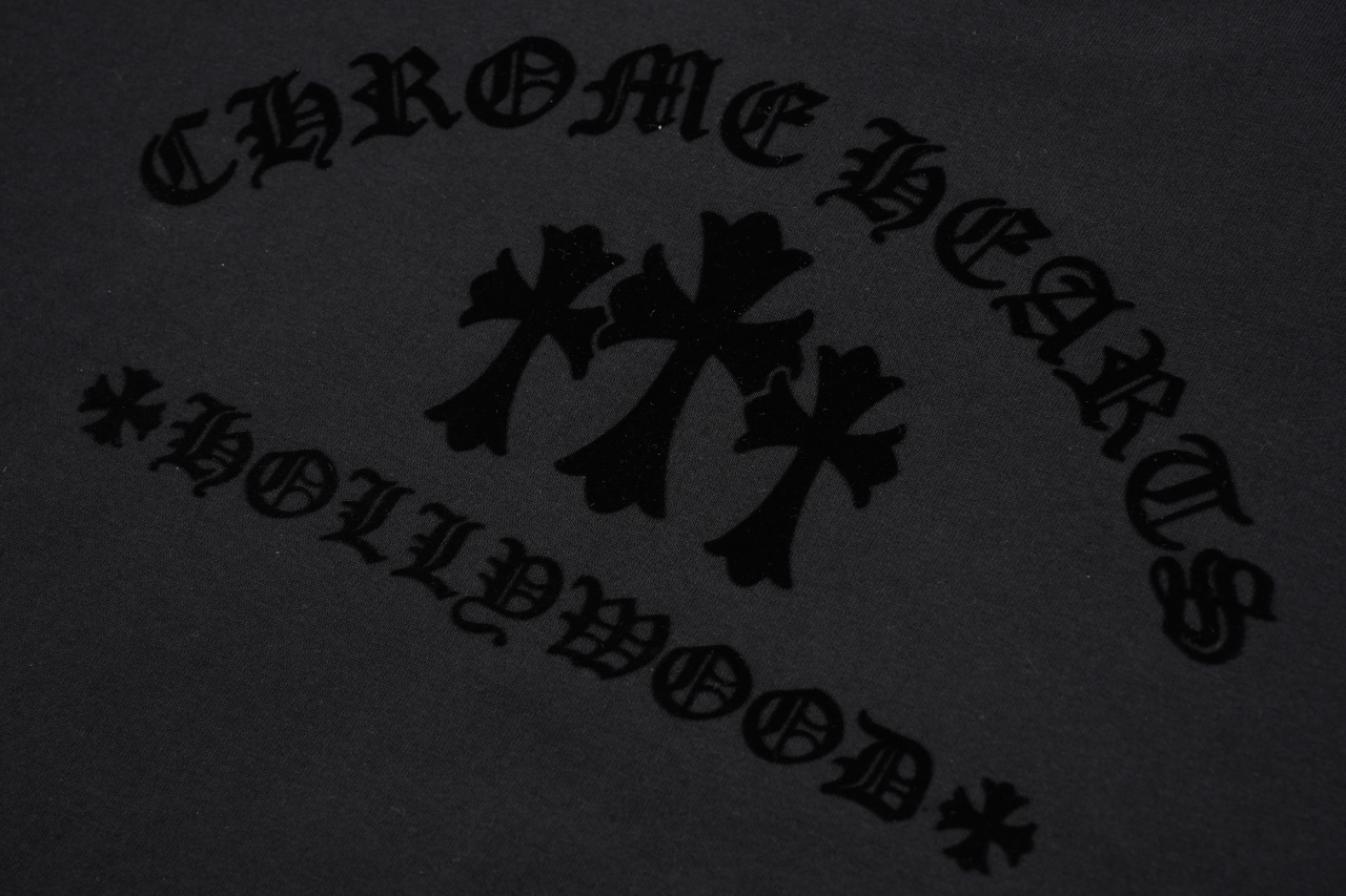 ChromeHearts克罗心|十字架植绒 工艺说明:面料经历七七49天研究琢磨出来!与原版一致! 面料经过特殊工艺处理 手感柔软且透气 适合四季穿着。 这款七分袖T恤的标志性十字架图案采用静电植绒工艺 通过在面料上植入短纤维形成立体图案 增加了视觉上的层次感和触感的丰富性。 克罗心对细节的极致追求体现在每一个生产环节 植绒工艺要求精细的操作和高质量的材料 以确保图案的清晰度和持久性。 颜色:黑色 尺码:S/M/L/XL-莆田鞋,莆田鞋货源,高仿鞋,高仿鞋货源,安福档口,莆田高仿鞋,莆田鞋批发,高仿鞋批发,莆田高仿运动鞋,高仿运动鞋,莆田运动鞋 ChromeHearts克罗心|十字架植绒 工艺说明:面料经历七七49天研究琢磨出来!与原版一致! 面料经过特殊工艺处理 手感柔软且透气 适合四季穿着。 这款七分袖T恤的标志性十字架图案采用静电植绒工艺 通过在面料上植入短纤维形成立体图案 增加了视觉上的层次感和触感的丰富性。 克罗心对细节的极致追求体现在每一个生产环节 植绒工艺要求精细的操作和高质量的材料 以确保图案的清晰度和持久性。 颜色:黑色 尺码:S/M/L/XL