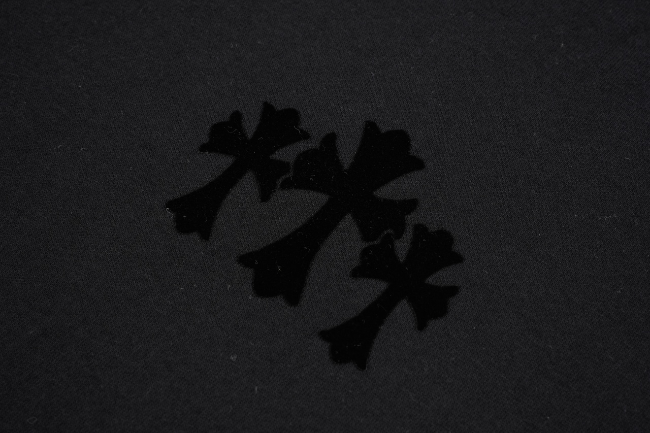 ChromeHearts克罗心|十字架植绒 工艺说明:面料经历七七49天研究琢磨出来!与原版一致! 面料经过特殊工艺处理 手感柔软且透气 适合四季穿着。 这款七分袖T恤的标志性十字架图案采用静电植绒工艺 通过在面料上植入短纤维形成立体图案 增加了视觉上的层次感和触感的丰富性。 克罗心对细节的极致追求体现在每一个生产环节 植绒工艺要求精细的操作和高质量的材料 以确保图案的清晰度和持久性。 颜色:黑色 尺码:S/M/L/XL-莆田鞋,莆田鞋货源,高仿鞋,高仿鞋货源,安福档口,莆田高仿鞋,莆田鞋批发,高仿鞋批发,莆田高仿运动鞋,高仿运动鞋,莆田运动鞋 ChromeHearts克罗心|十字架植绒 工艺说明:面料经历七七49天研究琢磨出来!与原版一致! 面料经过特殊工艺处理 手感柔软且透气 适合四季穿着。 这款七分袖T恤的标志性十字架图案采用静电植绒工艺 通过在面料上植入短纤维形成立体图案 增加了视觉上的层次感和触感的丰富性。 克罗心对细节的极致追求体现在每一个生产环节 植绒工艺要求精细的操作和高质量的材料 以确保图案的清晰度和持久性。 颜色:黑色 尺码:S/M/L/XL