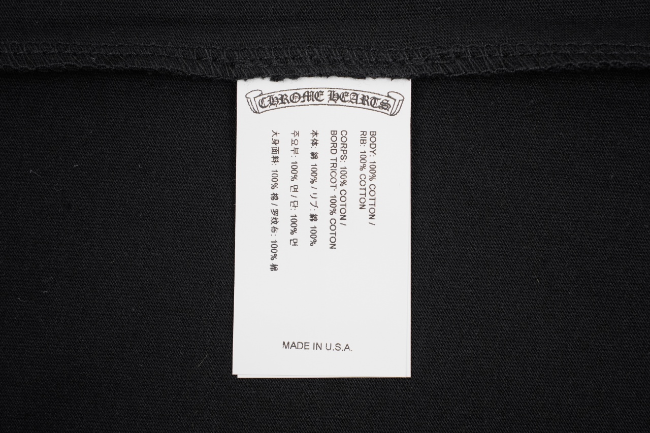 ChromeHearts克罗心|十字架植绒 工艺说明:面料经历七七49天研究琢磨出来!与原版一致! 面料经过特殊工艺处理 手感柔软且透气 适合四季穿着。 这款七分袖T恤的标志性十字架图案采用静电植绒工艺 通过在面料上植入短纤维形成立体图案 增加了视觉上的层次感和触感的丰富性。 克罗心对细节的极致追求体现在每一个生产环节 植绒工艺要求精细的操作和高质量的材料 以确保图案的清晰度和持久性。 颜色:黑色 尺码:S/M/L/XL-莆田鞋,莆田鞋货源,高仿鞋,高仿鞋货源,安福档口,莆田高仿鞋,莆田鞋批发,高仿鞋批发,莆田高仿运动鞋,高仿运动鞋,莆田运动鞋 ChromeHearts克罗心|十字架植绒 工艺说明:面料经历七七49天研究琢磨出来!与原版一致! 面料经过特殊工艺处理 手感柔软且透气 适合四季穿着。 这款七分袖T恤的标志性十字架图案采用静电植绒工艺 通过在面料上植入短纤维形成立体图案 增加了视觉上的层次感和触感的丰富性。 克罗心对细节的极致追求体现在每一个生产环节 植绒工艺要求精细的操作和高质量的材料 以确保图案的清晰度和持久性。 颜色:黑色 尺码:S/M/L/XL