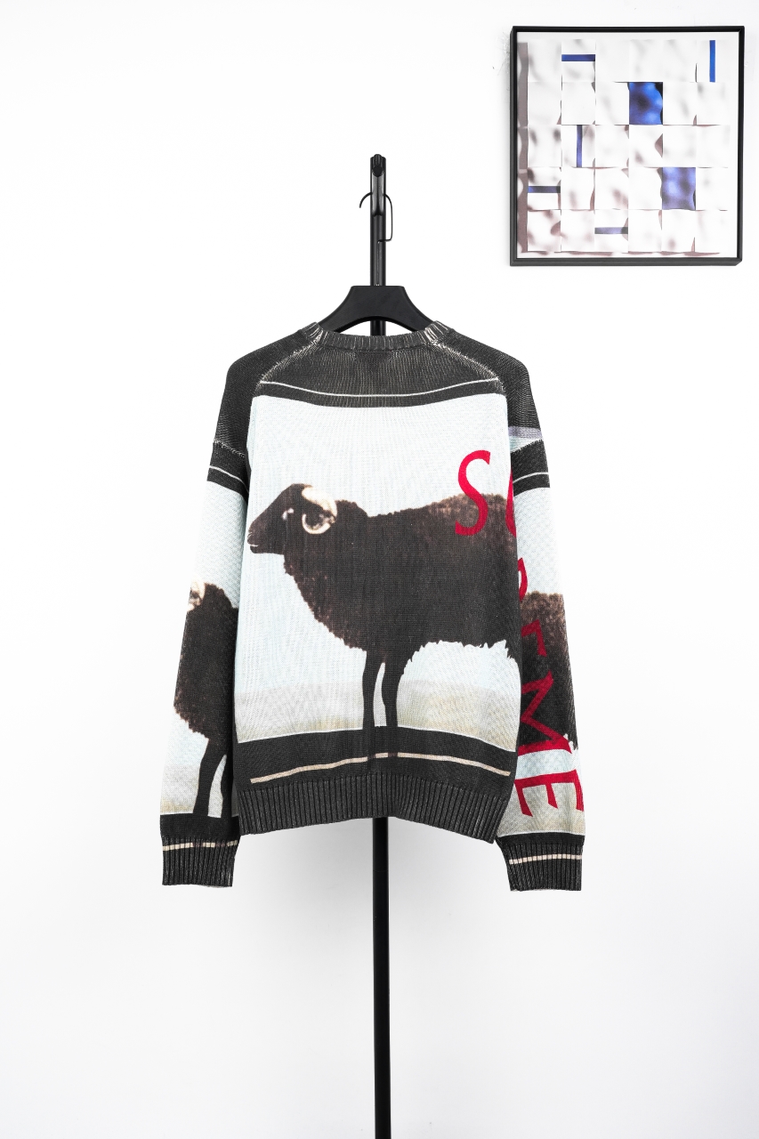 370 Sup 25 黑羊圆领毛衣 这款与Damien Hirst联名款的毛衣融合