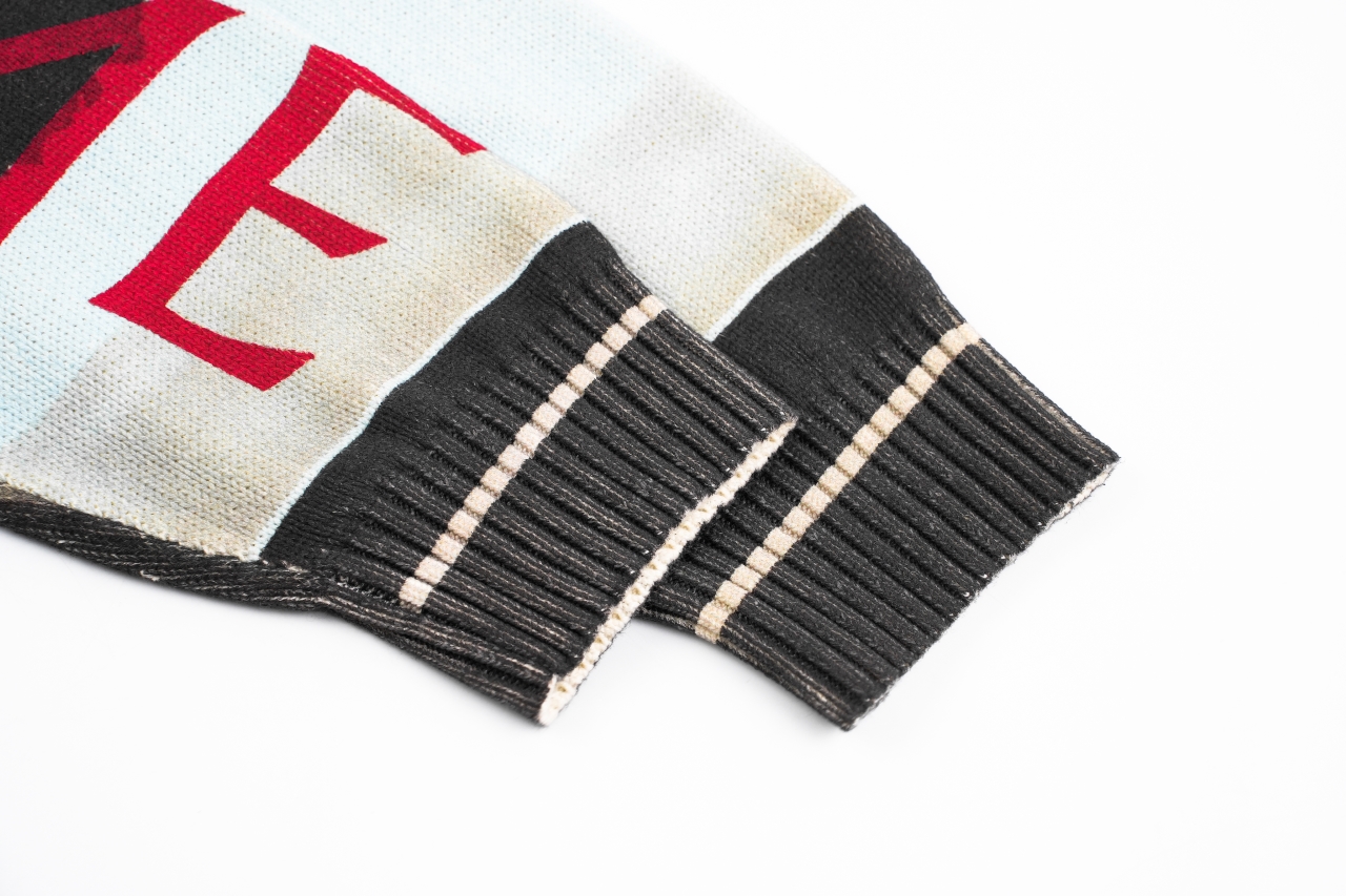 370 Sup 25 黑羊圆领毛衣 这款与Damien Hirst联名款的毛衣融合