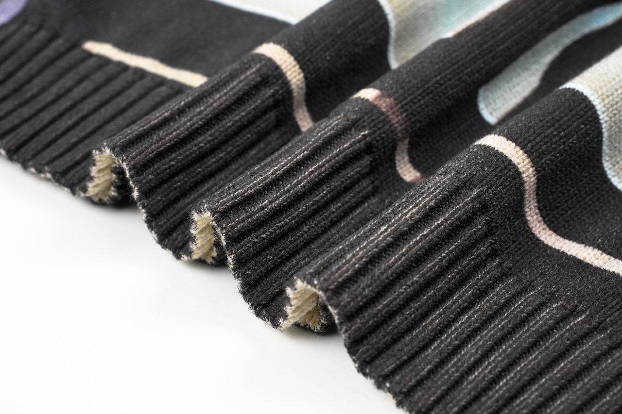 370 Sup 25 黑羊圆领毛衣 这款与Damien Hirst联名款的毛衣融合