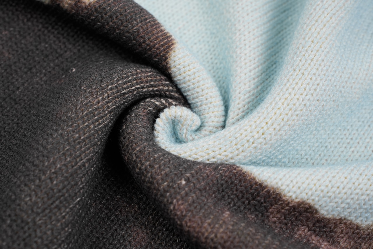 370 Sup 25 黑羊圆领毛衣 这款与Damien Hirst联名款的毛衣融合