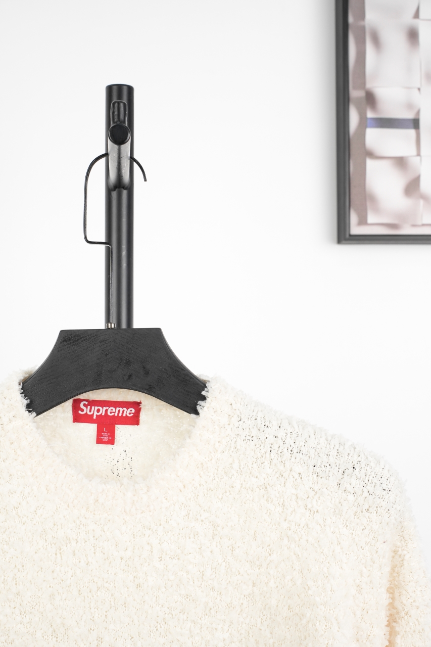 290 Sup 25 弧形字母毛绒圆领毛衣 以其独特的纹理细节和品牌标志性的弧形Logo设计