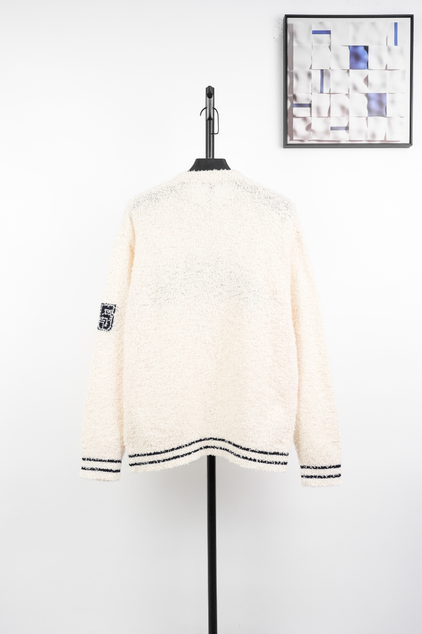 290 Sup 25 弧形字母毛绒圆领毛衣 以其独特的纹理细节和品牌标志性的弧形Logo设计