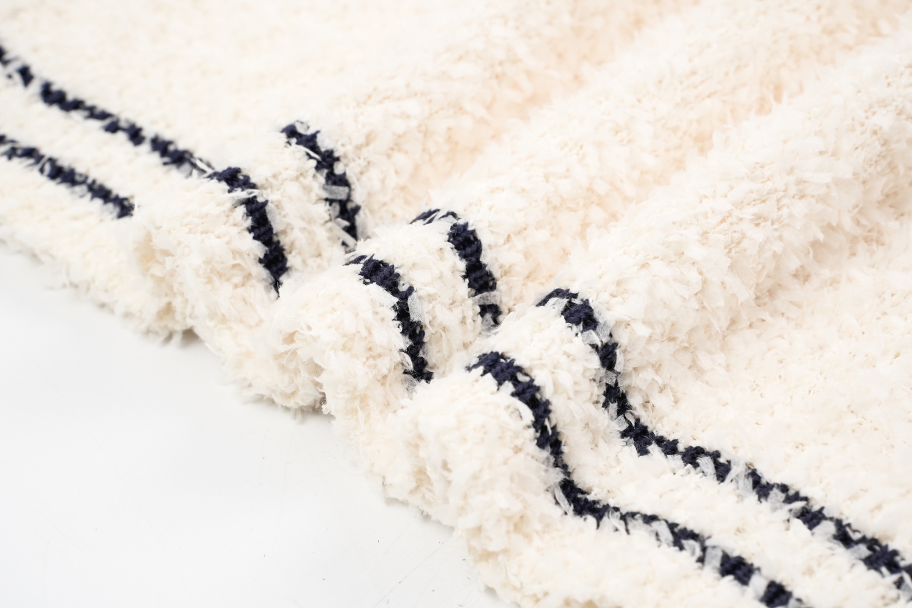 290 Sup 25 弧形字母毛绒圆领毛衣 以其独特的纹理细节和品牌标志性的弧形Logo设计