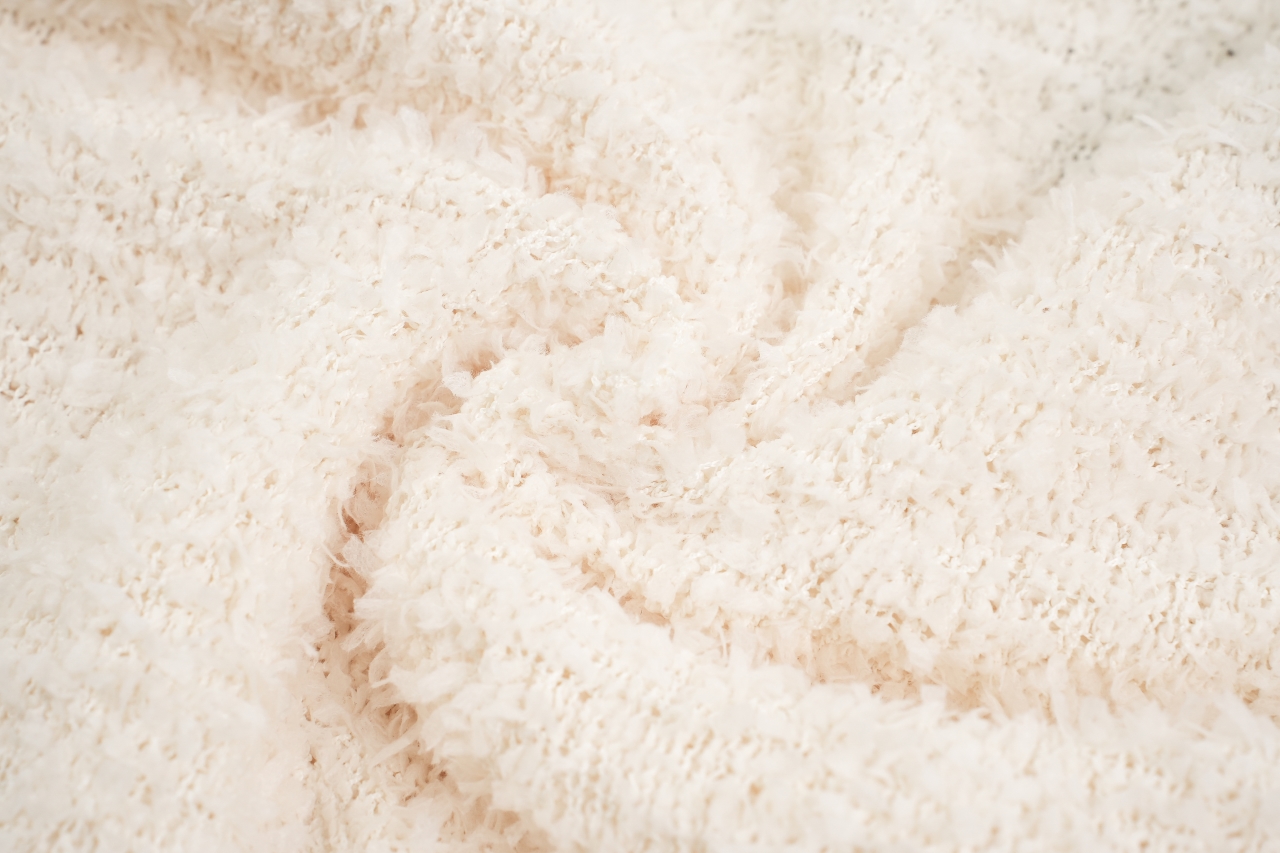 290 Sup 25 弧形字母毛绒圆领毛衣 以其独特的纹理细节和品牌标志性的弧形Logo设计