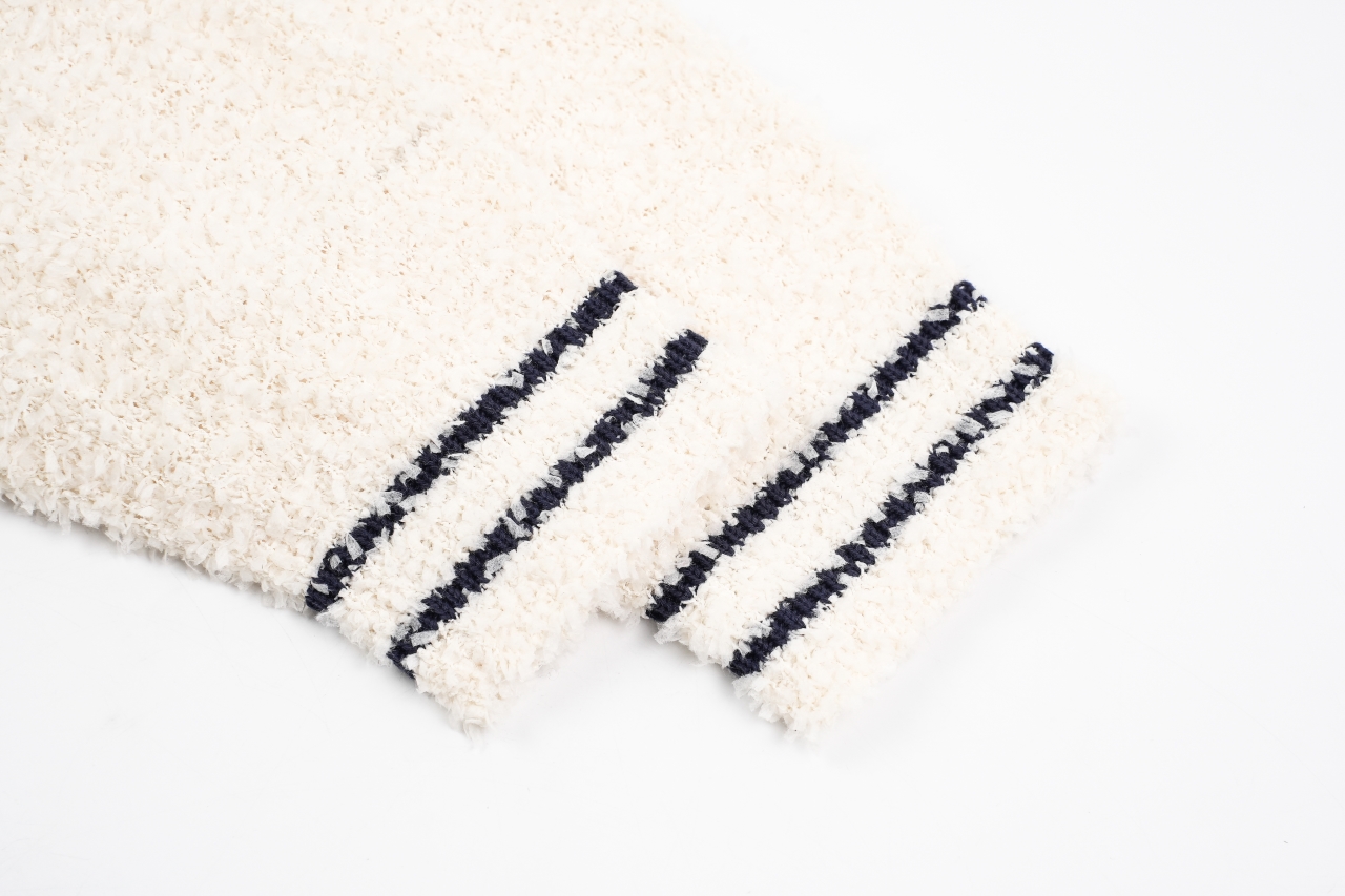 290 Sup 25 弧形字母毛绒圆领毛衣 以其独特的纹理细节和品牌标志性的弧形Logo设计