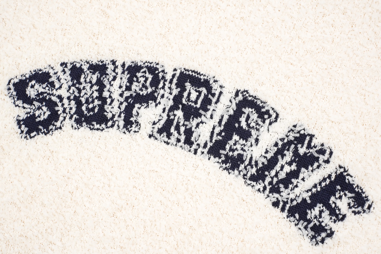 290 Sup 25 弧形字母毛绒圆领毛衣 以其独特的纹理细节和品牌标志性的弧形Logo设计