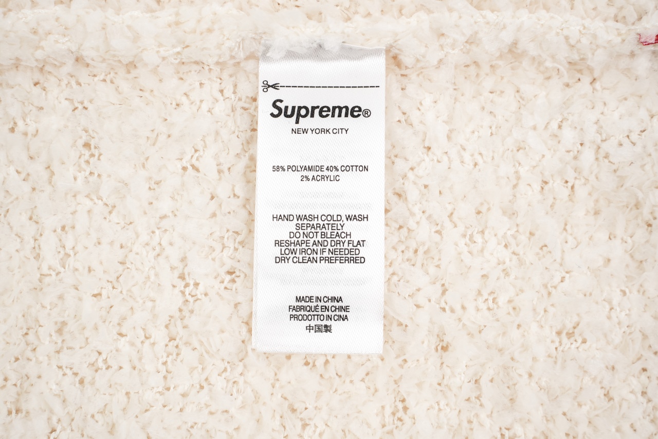 290 Sup 25 弧形字母毛绒圆领毛衣 以其独特的纹理细节和品牌标志性的弧形Logo设计