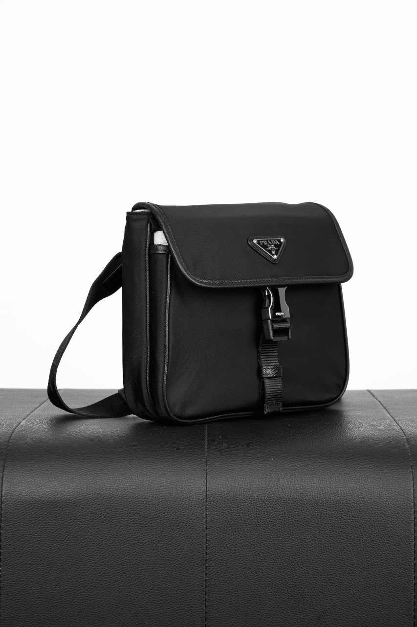 600 PRADA普拉达 Re-NylonSafhano 涂珐琅金属三角形 斜挎单肩包-Chinese UA Cheap High Quatity Brand Clothes Bags handbags Sneakers wholesale wholesaler seller from China Factory suppliers Fashion Clothing Shoes best Quality Beautiful Price 600 PRADA普拉达 Re-NylonSafhano 涂珐琅金属三角形 斜挎单肩包