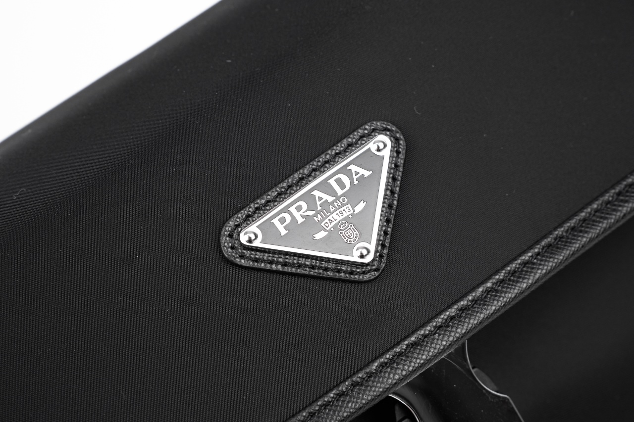 600 PRADA普拉达 Re-NylonSafhano 涂珐琅金属三角形 斜挎单肩包-Chinese UA Cheap High Quatity Brand Clothes Bags handbags Sneakers wholesale wholesaler seller from China Factory suppliers Fashion Clothing Shoes best Quality Beautiful Price 600 PRADA普拉达 Re-NylonSafhano 涂珐琅金属三角形 斜挎单肩包