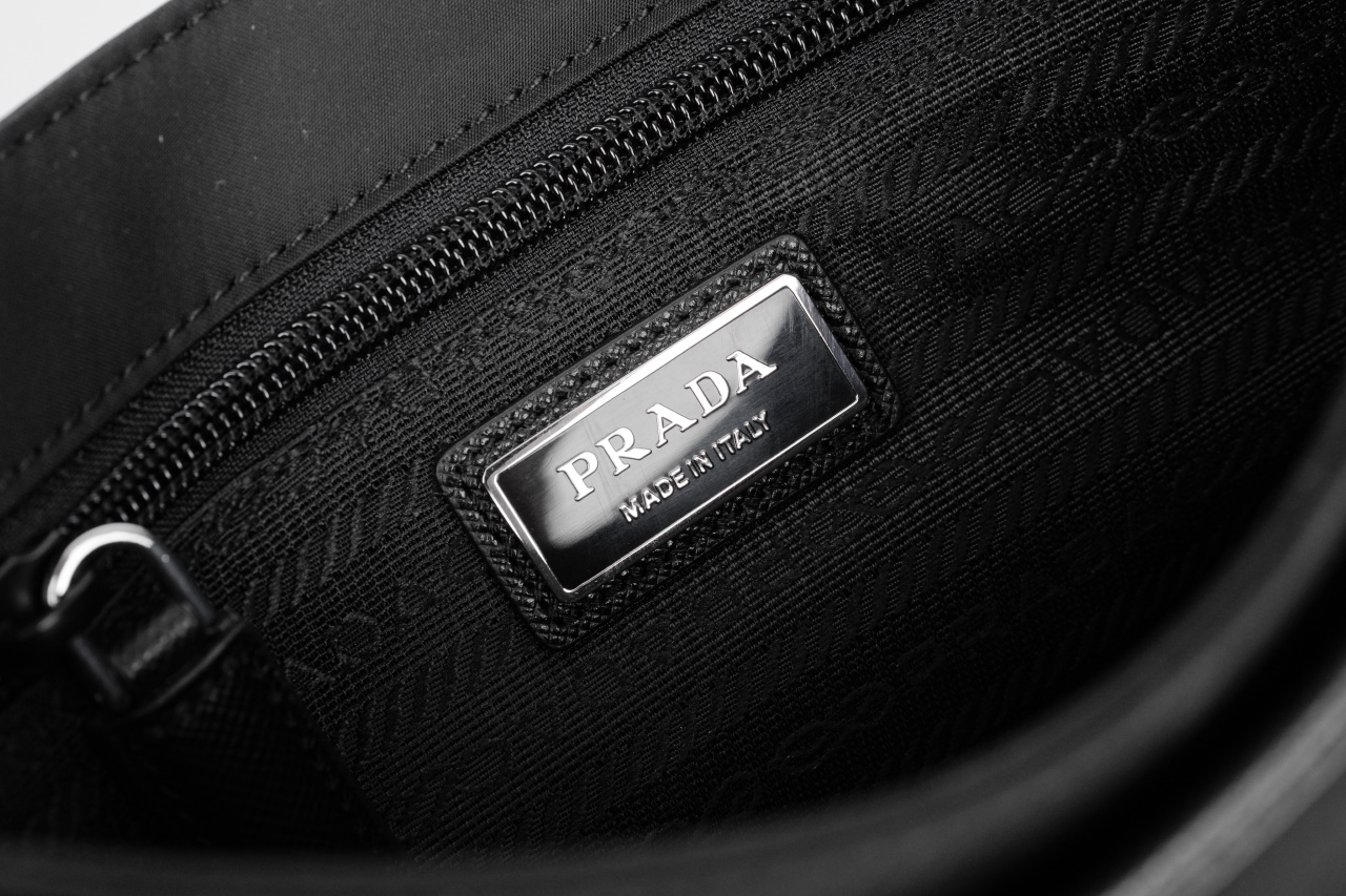 600 PRADA普拉达 Re-NylonSafhano 涂珐琅金属三角形 斜挎单肩包-Chinese UA Cheap High Quatity Brand Clothes Bags handbags Sneakers wholesale wholesaler seller from China Factory suppliers Fashion Clothing Shoes best Quality Beautiful Price 600 PRADA普拉达 Re-NylonSafhano 涂珐琅金属三角形 斜挎单肩包