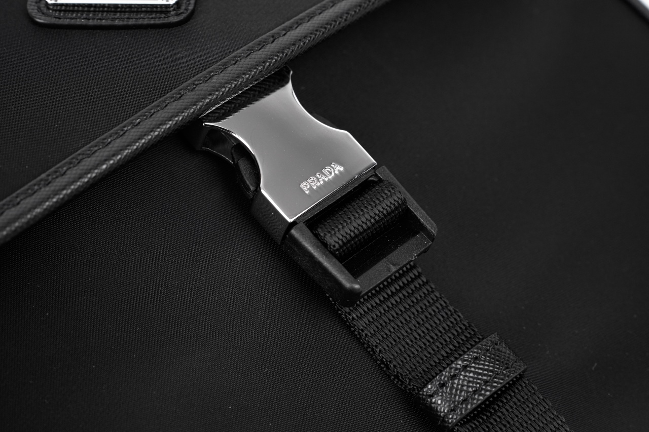 600 PRADA普拉达 Re-NylonSafhano 涂珐琅金属三角形 斜挎单肩包-Chinese UA Cheap High Quatity Brand Clothes Bags handbags Sneakers wholesale wholesaler seller from China Factory suppliers Fashion Clothing Shoes best Quality Beautiful Price 600 PRADA普拉达 Re-NylonSafhano 涂珐琅金属三角形 斜挎单肩包