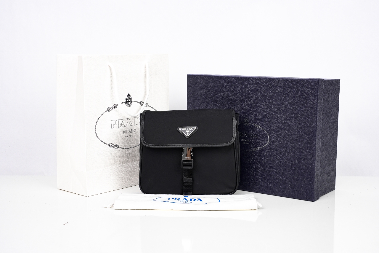 600 PRADA普拉达 Re-NylonSafhano 涂珐琅金属三角形 斜挎单肩包-Chinese UA Cheap High Quatity Brand Clothes Bags handbags Sneakers wholesale wholesaler seller from China Factory suppliers Fashion Clothing Shoes best Quality Beautiful Price 600 PRADA普拉达 Re-NylonSafhano 涂珐琅金属三角形 斜挎单肩包