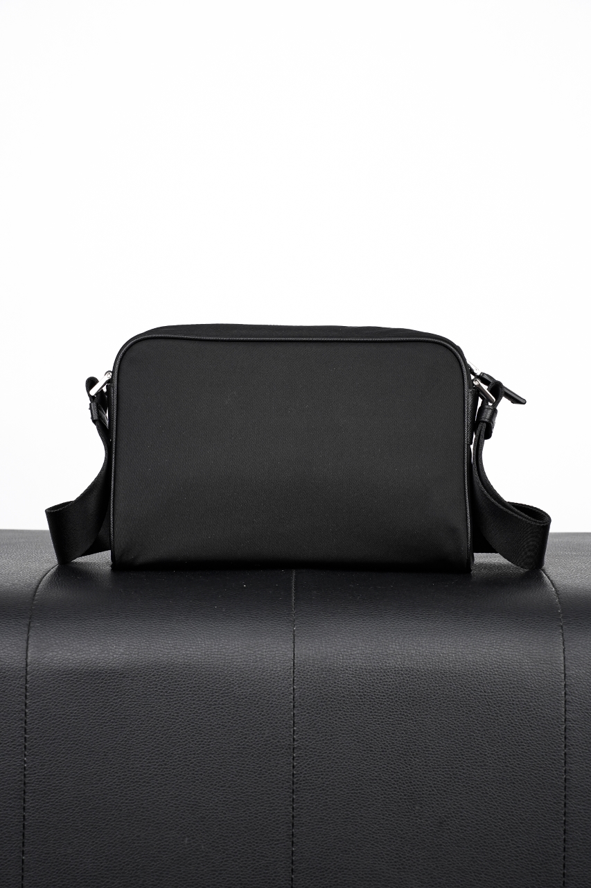 600 PRADA普拉达Re-NylonSafhano涂珐琅金属三角形斜挎单肩包