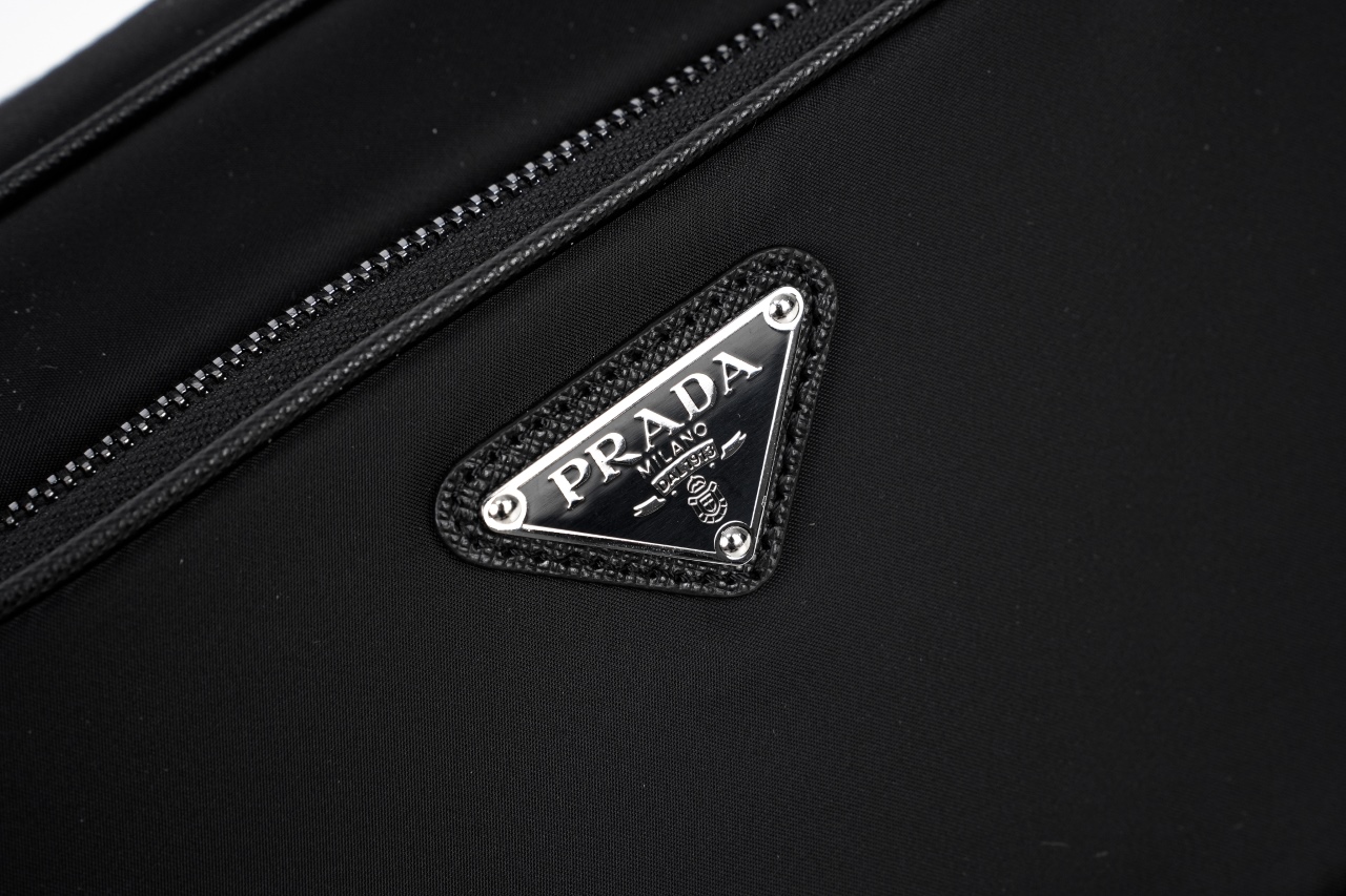 600 PRADA普拉达Re-NylonSafhano涂珐琅金属三角形斜挎单肩包