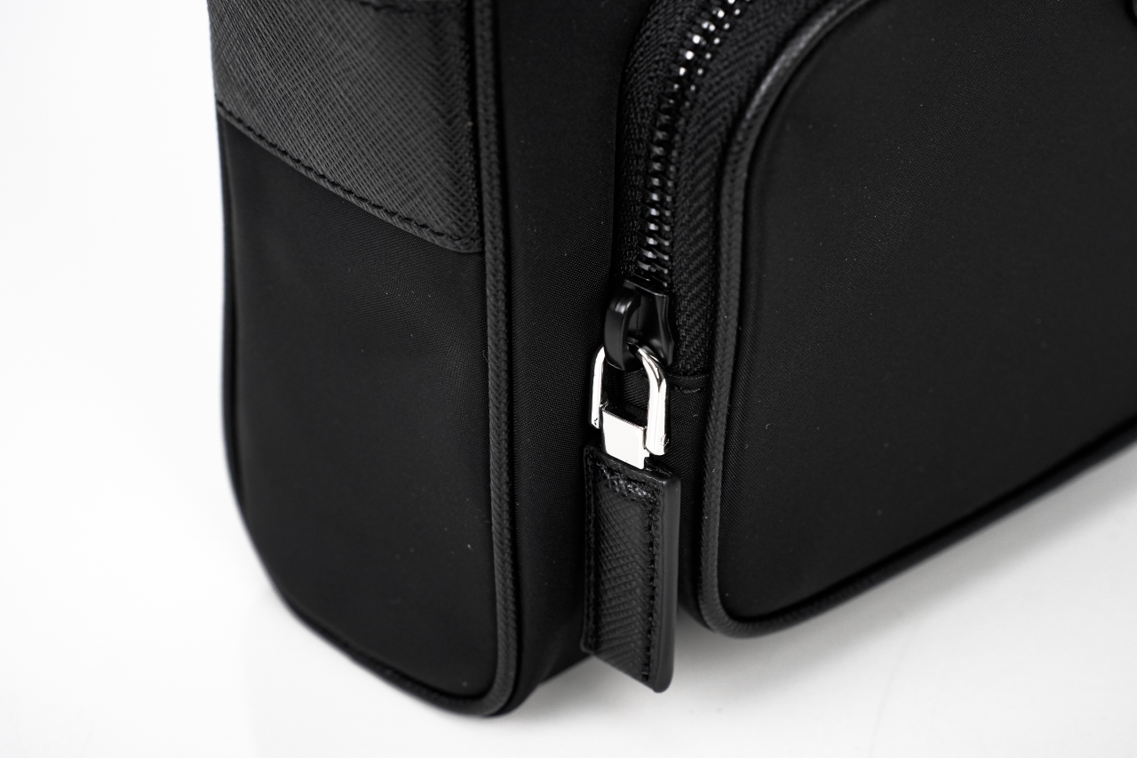 600 PRADA普拉达Re-NylonSafhano涂珐琅金属三角形斜挎单肩包