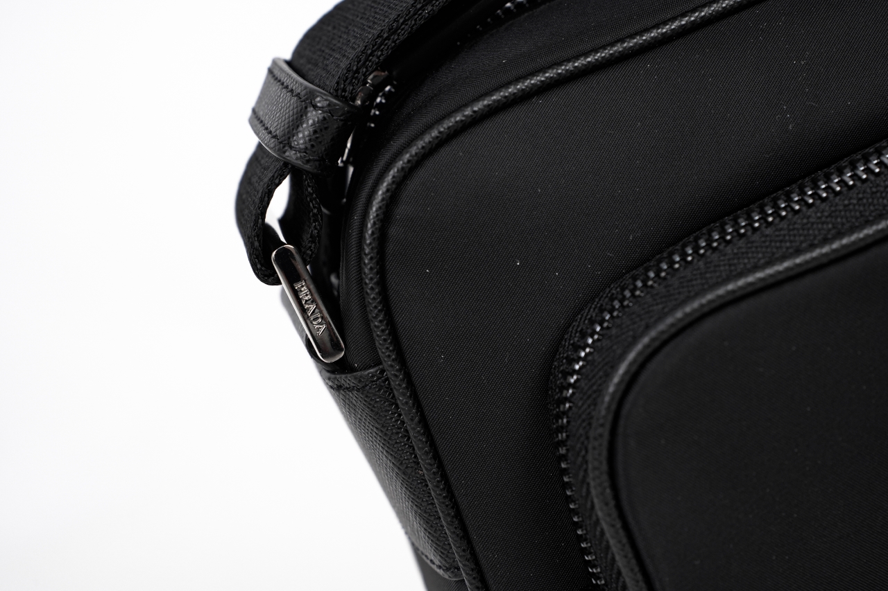 600 PRADA普拉达Re-NylonSafhano涂珐琅金属三角形斜挎单肩包