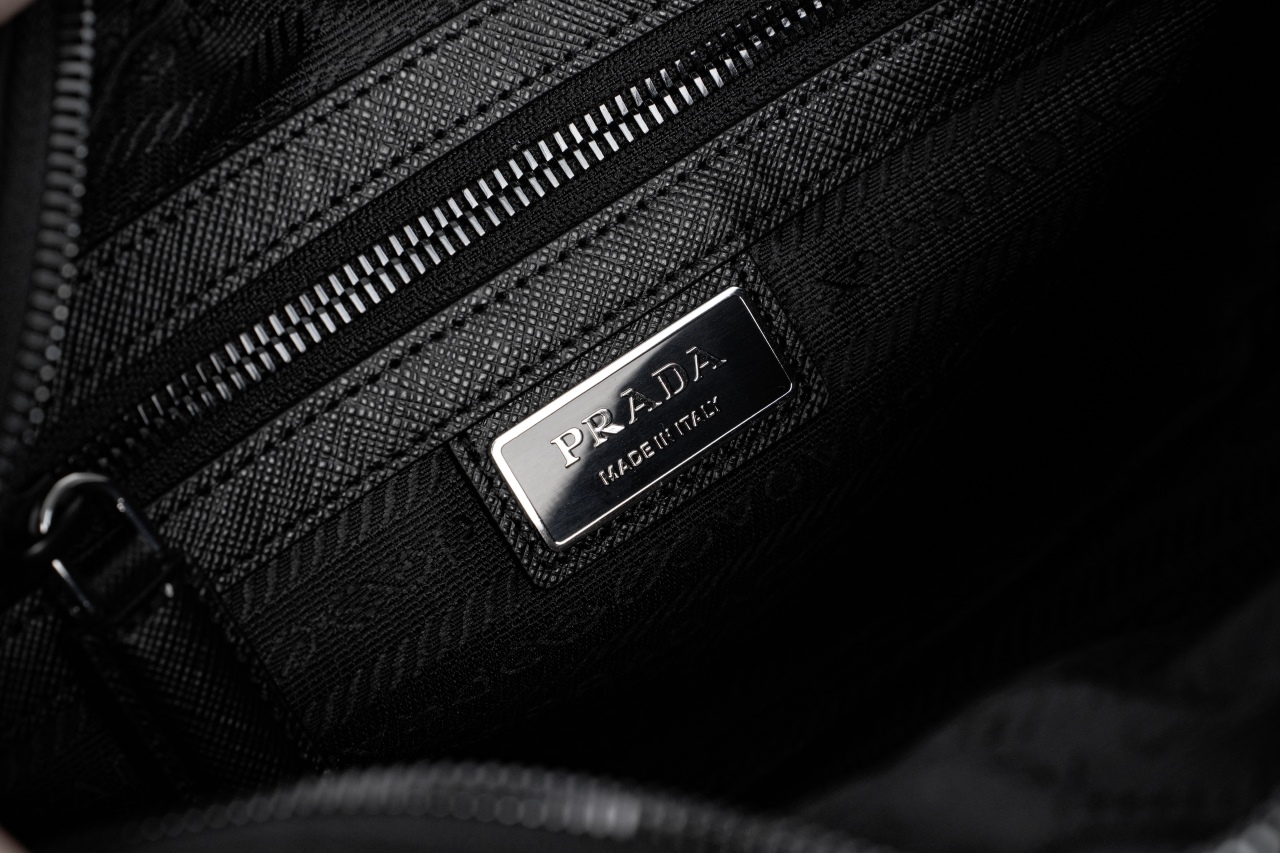 600 PRADA普拉达Re-NylonSafhano涂珐琅金属三角形斜挎单肩包