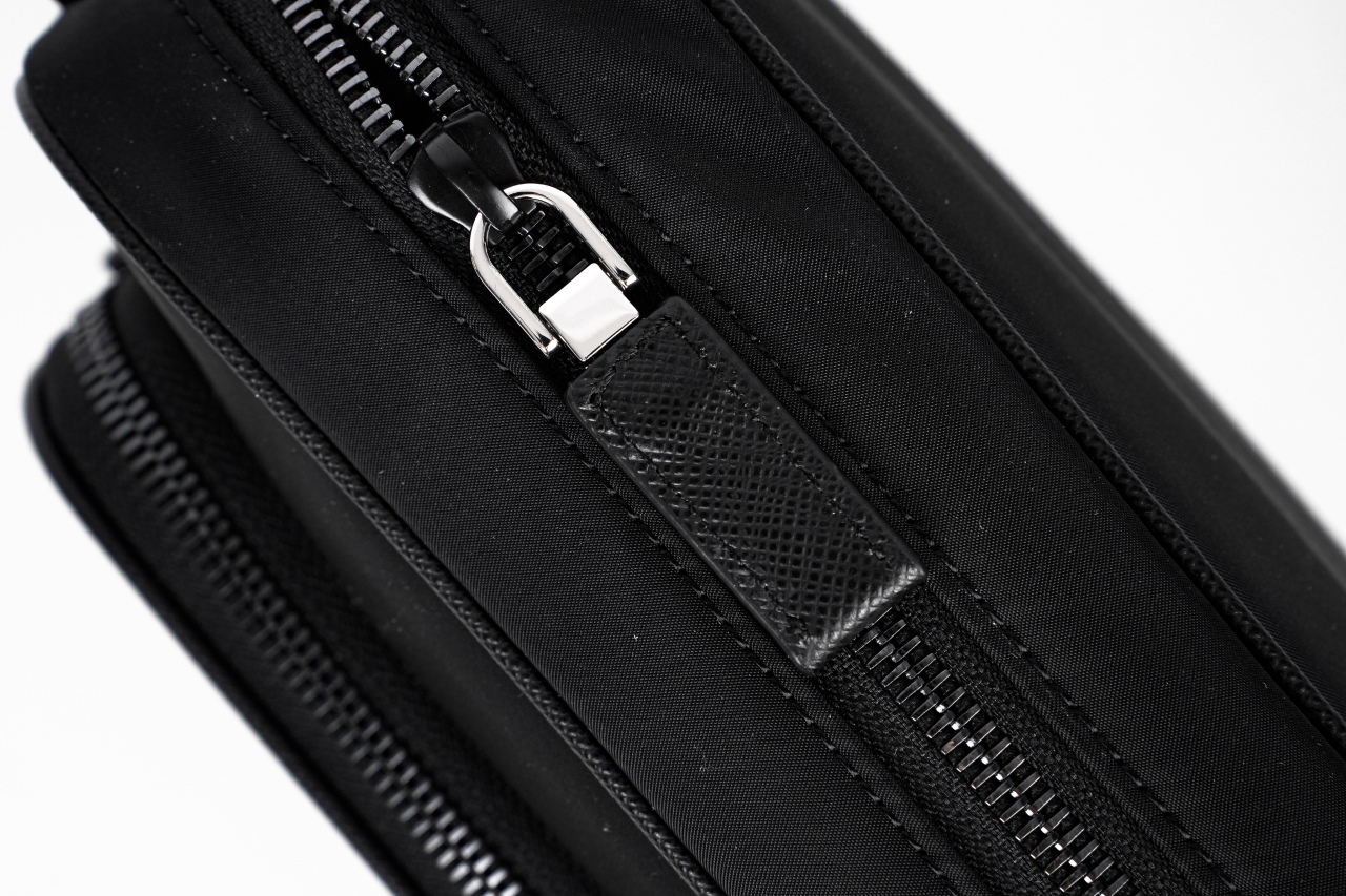 600 PRADA普拉达Re-NylonSafhano涂珐琅金属三角形斜挎单肩包