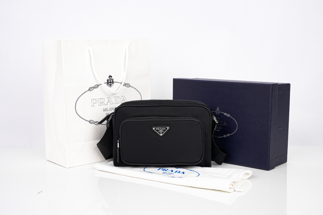 600 PRADA普拉达Re-NylonSafhano涂珐琅金属三角形斜挎单肩包