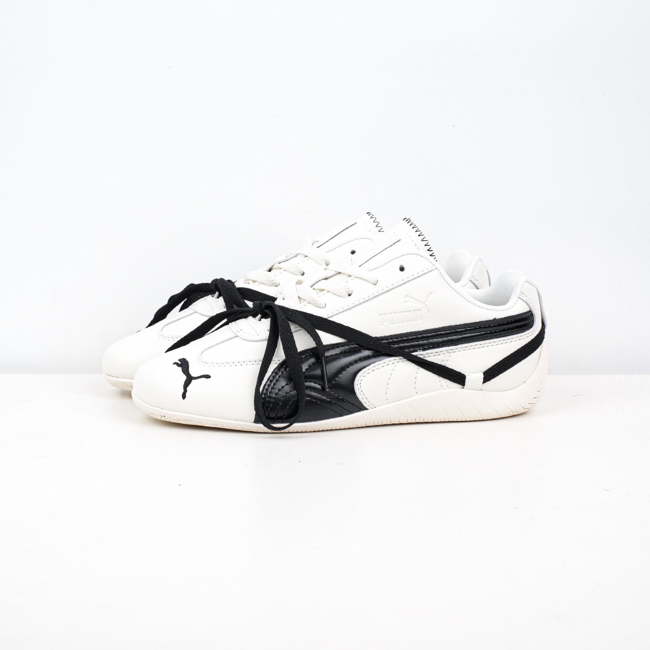 本地自取💰210 支持放店
Rose x Puma Speedcat 联名款 极速赛车系列彪马低帮生活休闲鞋
市场第一梯队品质 顶级头层皮料
顶尖完美复刻公司货版本 组合大底 亮黑磨砂皮 
正确鞋舌Puma Logo 正确鞋垫Puma Logo 正确刺绣Logo 
正确加厚五花海玻璃鞋垫 以及全套配件
原厂数据一比一大底   橡胶加切片组合底❗️
原装档案原数据纸版楦型 防尘袋 配件齐全 
二次成型'猛帮'成型工艺制作 细节如图所示
尺码:35.5-36-36.5-37.5-38-38.5-39-40-40.5-41-42-42.5-43-44