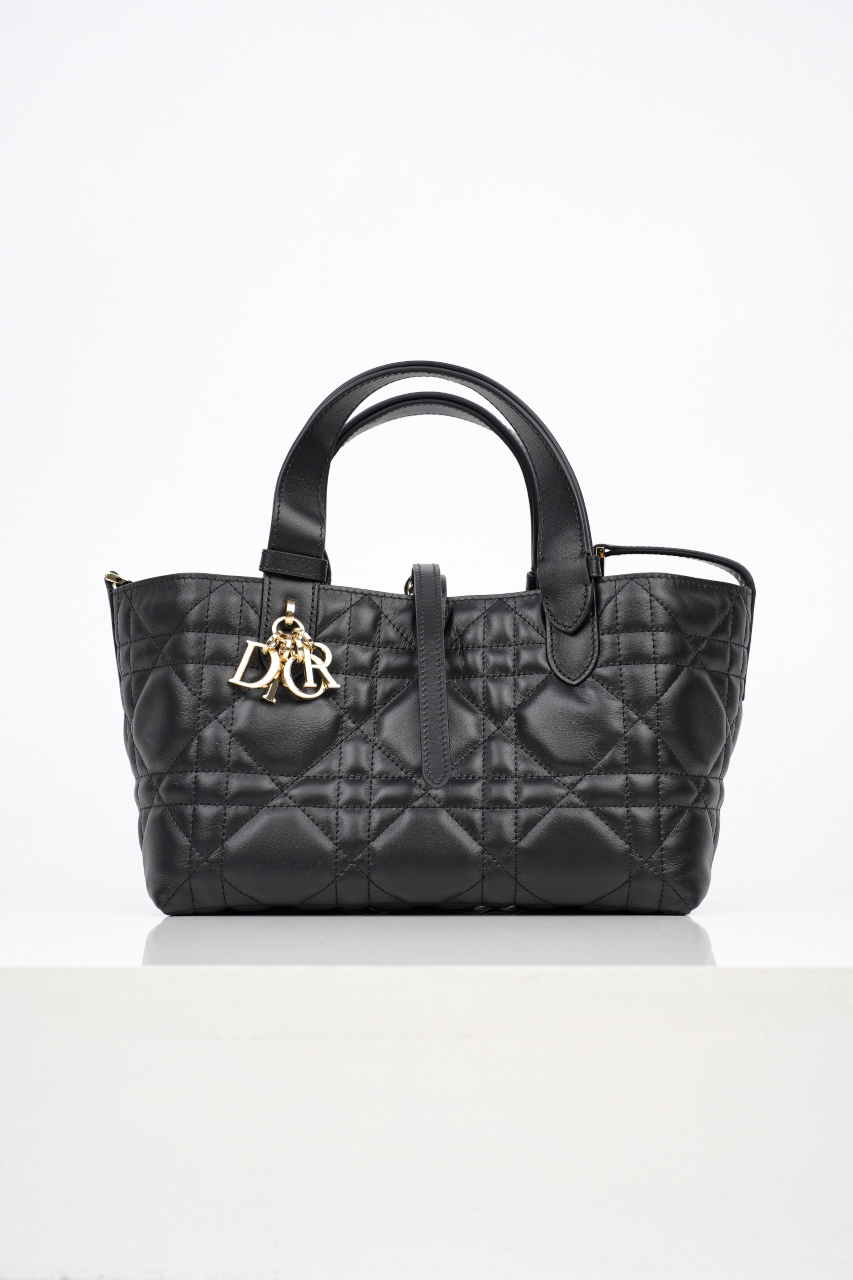 本地自取💰950  支持放店
CD 迪奥toujours 滕格纹牛皮革土著包手提包 黑色

24秋冬系列发布秀精彩亮相，休闲实用的设计别具一格。
采用黑色牛皮革精心制作，宽敞的内部隔层搭配小袋，可整齐收纳各种日常用品。

设有皮革系带开合，可安全收纳各种物品，另有CD Lock 字母 D旋钮式开合，可调节两侧，提升格调。

皮革手柄带有可调节细节，可手提或肩背