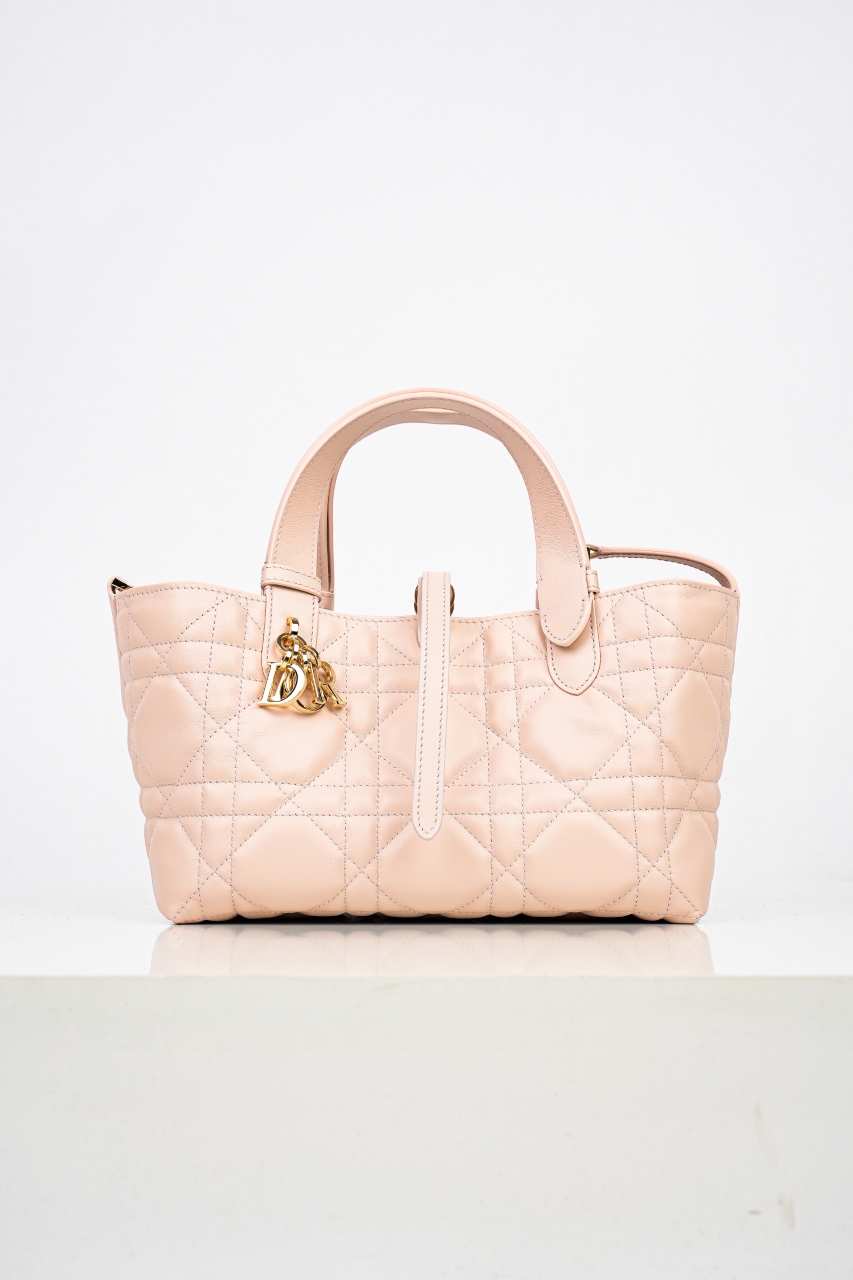 本地自取💰950  支持放店
CD 迪奥toujours 滕格纹牛皮革土著包手提包 胭脂粉
24秋冬系列发布秀精彩亮相，休闲实用的设计别具一格。
采用黑色牛皮革精心制作，宽敞的内部隔层搭配小袋，可整齐收纳各种日常用品。

设有皮革系带开合，可安全收纳各种物品，另有CD Lock 字母 D旋钮式开合，可调节两侧，提升格调。

皮革手柄带有可调节细节，可手提或肩背