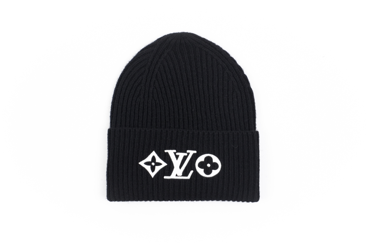 本地自取💰230 支持放店
LV帽子
白敬亭同款
复刻经典,重塑冬日型格|LV Monogram系列刺绣针织冷帽
【系列溯源】
承袭品牌标志性Monogram基因,将LV老花符号与针织美学深度融合,是冬日街头潮奢态度的具象表达,让复古符号在当代衣橱里焕发新生。
【材质甄选】
精选优质羊毛混纺面料,亲肤柔软如云朵轻覆,锁温性能拉满抵御寒潮;罗纹针织结构自带弹性,适配多元头围,长时间佩戴亦无束缚感,温暖与舒适双在线。
【工艺匠心】
• 刺绣工艺:采用高密度丝线进行立体刺绣,字母标识(LV)、经典图案(四叶花、菱形标)轮廓锐利如刀锋,触感饱满似浮雕,每一针都精准复刻原版的精致度与辨识度;
• 卷边设计:手工定型卷边工艺打造自然垂坠的宽边效果,弱化针织帽的厚重感,为整体注入随性感,冷风天里一顶叠戴也能凹出层次造型,实用性与风格感无缝衔接。
从秀场到街头,复刻的不只是一顶针织帽,更是法式奢华与实用主义共生的时尚哲学——让经典符号,在每一次佩戴中续写风格故事。