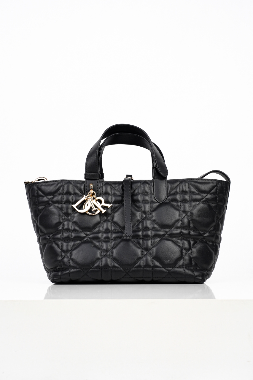 本地自取💰1000  支持放店
CD 迪奥toujours 滕格纹牛皮革土著包手提包中号 黑金
24秋冬系列发布秀精彩亮相，休闲实用的设计别具一格。
采用黑色牛皮革精心制作，宽敞的内部隔层搭配小袋，可整齐收纳各种日常用品。

设有皮革系带开合，可安全收纳各种物品，另有CD Lock 字母 D旋钮式开合，可调节两侧，提升格调。

皮革手柄带有可调节细节，可手提或肩背