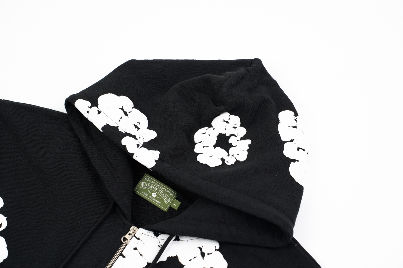 💰340 主推优势好价
Denim tears 25Fw 棉花发泡印花连帽外套
原版粗斜纹厚卫衣面料，采用定织定染工艺，确保面料克重、纹理与原版一致，手感厚实挺括，兼具保暖性与耐久性，选用YKK高端拉链，拉动丝滑流畅，经严格质量控制，确保长期使用不卡顿、不损坏，提升服装整体品质感，印花工艺采用立体发泡技术，完美还原原版印花的面料纹路感，图案呈现浮雕效果，触感柔软且耐磨耐洗，长期穿着不易开裂，定制主唛、洗水唛及可扫码防伪码（扫码直达官网验证），宽松廓形设计，适配多种身材，男女同款，可通过叠穿适应不同季节
Size：S-XL