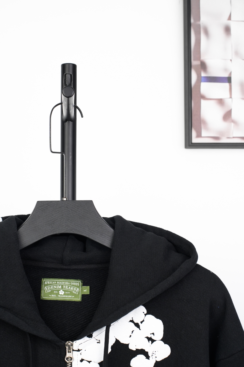 💰340 主推优势好价
Denim tears 25Fw 棉花发泡印花连帽外套
原版粗斜纹厚卫衣面料，采用定织定染工艺，确保面料克重、纹理与原版一致，手感厚实挺括，兼具保暖性与耐久性，选用YKK高端拉链，拉动丝滑流畅，经严格质量控制，确保长期使用不卡顿、不损坏，提升服装整体品质感，印花工艺采用立体发泡技术，完美还原原版印花的面料纹路感，图案呈现浮雕效果，触感柔软且耐磨耐洗，长期穿着不易开裂，定制主唛、洗水唛及可扫码防伪码（扫码直达官网验证），宽松廓形设计，适配多种身材，男女同款，可通过叠穿适应不同季节
Size：S-XL