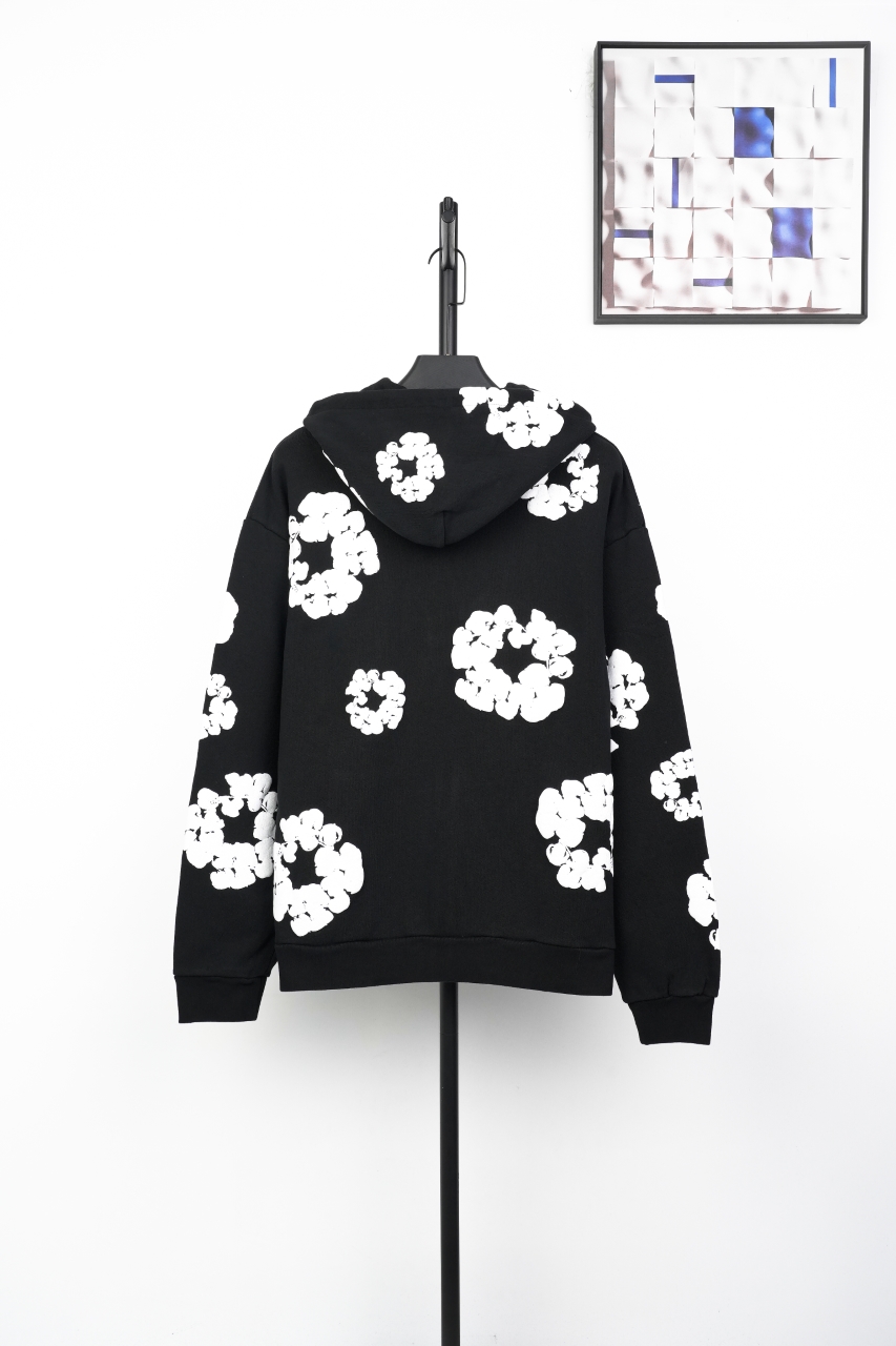 💰340 主推优势好价
Denim tears 25Fw 棉花发泡印花连帽外套
原版粗斜纹厚卫衣面料，采用定织定染工艺，确保面料克重、纹理与原版一致，手感厚实挺括，兼具保暖性与耐久性，选用YKK高端拉链，拉动丝滑流畅，经严格质量控制，确保长期使用不卡顿、不损坏，提升服装整体品质感，印花工艺采用立体发泡技术，完美还原原版印花的面料纹路感，图案呈现浮雕效果，触感柔软且耐磨耐洗，长期穿着不易开裂，定制主唛、洗水唛及可扫码防伪码（扫码直达官网验证），宽松廓形设计，适配多种身材，男女同款，可通过叠穿适应不同季节
Size：S-XL